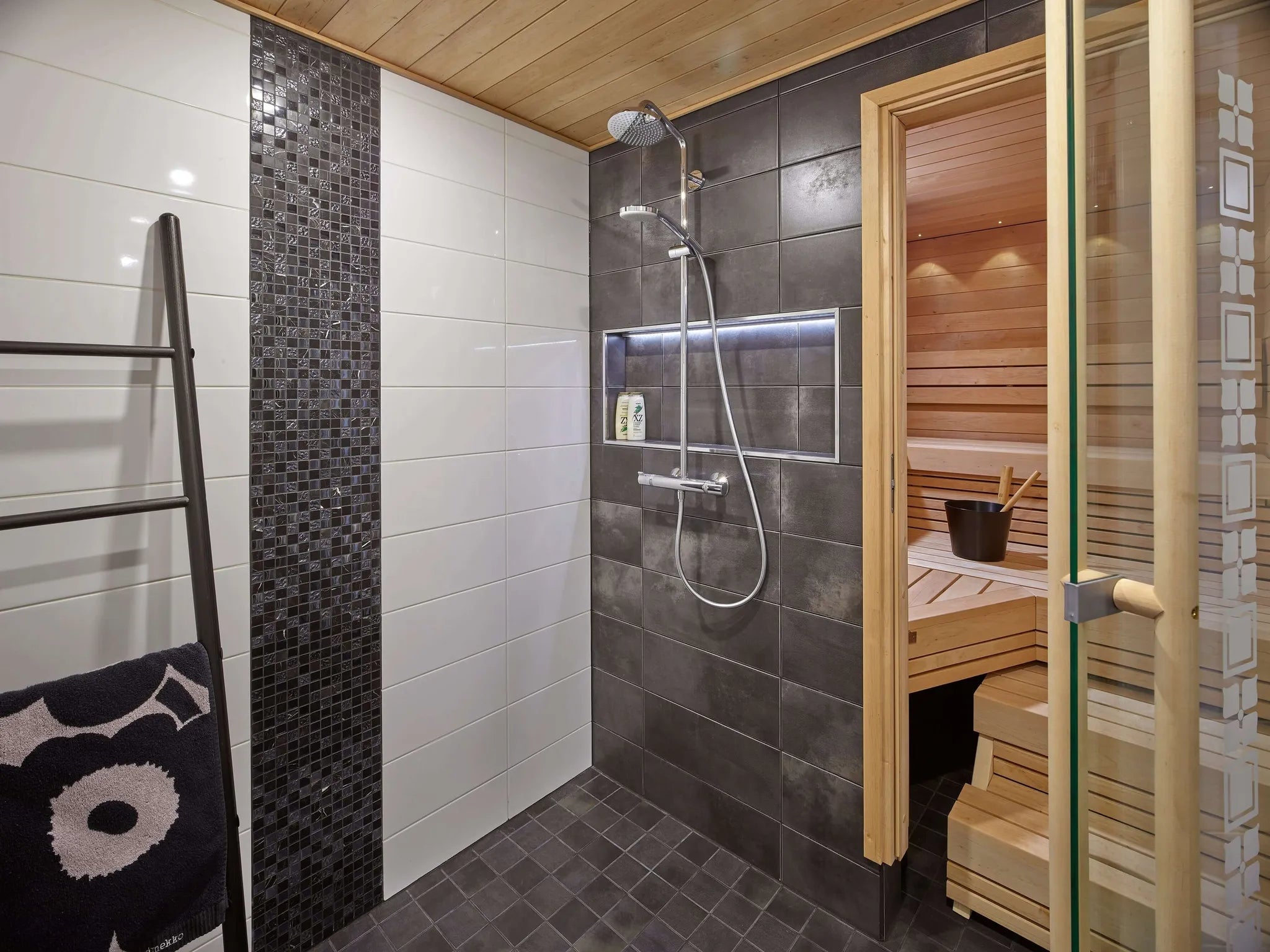 saunalistat saunassa ja pesuhuoneessa